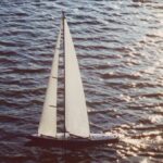 1975 versuchte man beim NAUTIKUS eine Einheitsklasse für Segler zu kreieren. So entstand u.a. das Typschiff TINA. Dieses wurde der Vermessungsformel der TEN-Rater angepasst. Rumpf 150 cm, Masthöhe 200 cm. Ballastbombe 6,5 kg.
Meine Tina hieß ANITA.