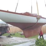 Per Autokran geht es in Utting von der Liebner-Werft zurück ins Wasser.