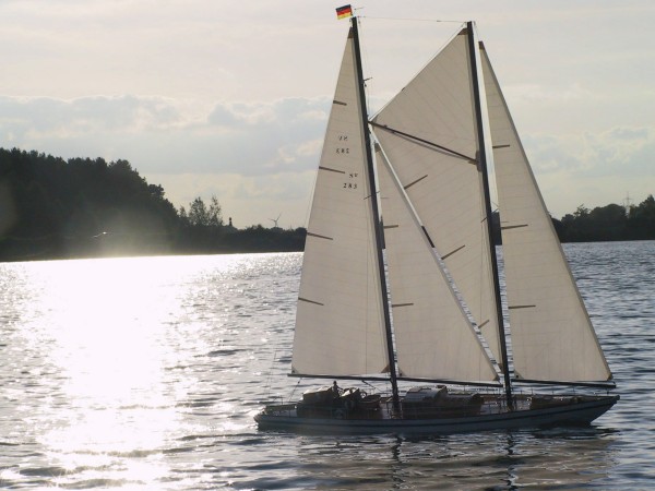 Die Atlantis mit Sonne in den Segeln