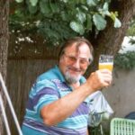 Hier prostet Heinz Sattrup...