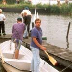 Hier liegt noch ein solches Boot am Ufer gegenüber.