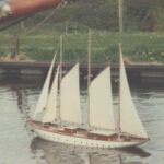 Die XARIFA auf dem Weg zum Start. Zurück kam sie unter Maschine, die Masten und Segel im Schlepp: unter einer der Brücken gingen sie über Bord, weil sich das Fockstag verfangen hatte.