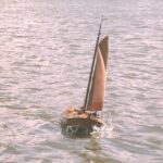 Die Wieringer Aak WA 17 von Hans Staal boxt sich durch den Seegang.