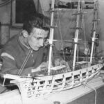 Die CUTTY SARK wurde um 1960 gebaut. Ohne Beplankung waren die Schoten besser zu erreichen. Darum war die Beplankung in Balsa und GFK der letzte Akt.