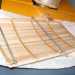Die 80 gr. Glasmatte ist eingebracht. Die Alu-Spangen verhindern einen Verzug.