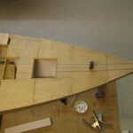 Das Vordeck mit Poller, Luken- und Mastausschnitt in Arbeit.