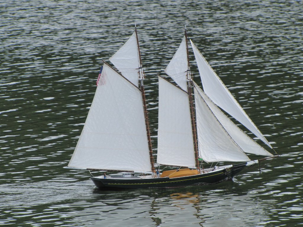 Die SARAH H. CRESSY unter Vollzeug.