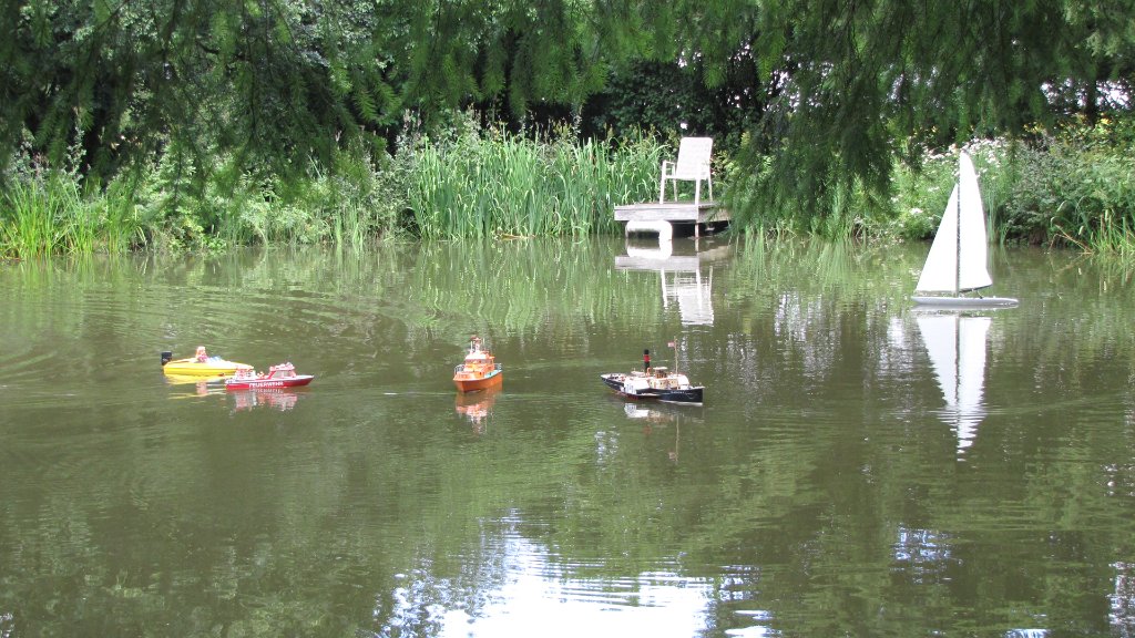 Flottenschau v. li.: PRINZESS, DOLLY als Feuerlöschboot, PILOT, GLASGOW u. Segler NESSIE