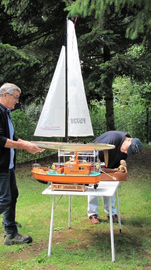 Der Segler NESSIE und das Lotsenboot PILOT vor der Taufe.
