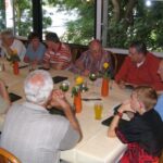 Für das gemeinsame Abendessen zogen wir auf die andere Seeseite um und fanden uns am großen Tisch des Seerestaurants wieder zusammen.
