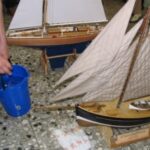 Weil die neuen Boote nicht ins Wasser kamen, brachte Willi den See zu den Booten. Mit einem ordentlichen Schupp Seewasser wurden sie ihrem Element übergeben.