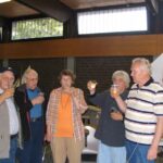 Günter, Jochen, Marion, Franz und Willi stoßen auf eine allzeit glückliche Fahrt an.