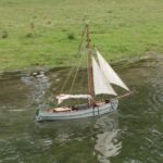 Draußen vor der Abdeckung durch den Steg ist anderes Wetter! Da bleibt das Großsegel besser gleich eingepackt und man verlässt sich auf den alten Einzylinder-Diesel. Dieser Sound!