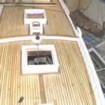 am Ende der Messe: die Decksbeplankung in Kiefer und Teak ist aufgebracht.