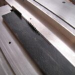 Die Kreissäge schneidet 12 Planken pro Brettchen. (Alle Finger sind noch heile!)