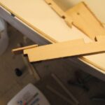 Die erste Leiste des Balkwegers ist mit Stabilit eingeklebt. Am Decksunterzug ist ein Hilfsbrettchen verklebt.
