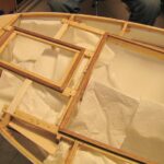 Vor dem Aufkleben der Decksteile wurde der Innenraum gründlich mit Papier abgedeckt.