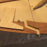 Die Schäftung wird in der traditionsgemäßen Form mit Schablone angezeichnet und geschnitten.