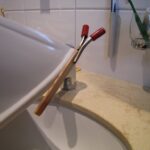 Vorn und achtern die Leistchen als "Fühler" am Rumpf.