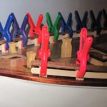 Die Blendplanke wird verleimt.