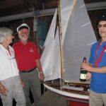 Der große Augenblick: Im historischen Bootshaus der Segelschule. Heide Tücking-Seidl, Tochter des Schulgründers, tauft meine ALBATROS am 11.9.2010