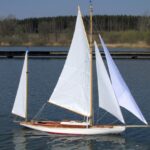 Sie läßt sich gut segeln. Das Schiff ist prima im Trimm!