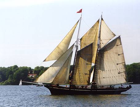 Die echte VALDIVIA auf der Elbe
Foto: W.K.Reich
