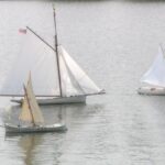 Diese drei hätten sich in der Wirklichkeit wohl nie getroffen:
Der türkische Lastsegler mit dem Lateiner-Segel ANATOLIA,
Der amerikanische Rennkutter MAYFLOWER 1886 in Boston gebaut,
Der Kutter SPRAY des Amerikaners Joshua Slocum, dem ersten Einhand-Weltumsegler 1895 - 1898.