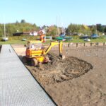 Per Bagger geht man gegen den Schlamm vor.
