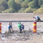 Richtige Arbeit machen die Männer des SCNL. Die neuen Pfeiler, jetzt aus Beton, geben dem Steg sicheren Halt - auch bei Eisgang.