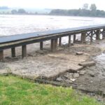 Der mittlere Steg. Die dicken, runden Betonpfeilern wurden schon bei der letzten "Ebbe" eingesetzt.