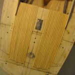 Der innere Bereich des Achterdecks mit den verjüngten Lärchenholzplanken.