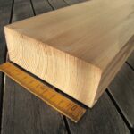 Eine Bohle aus Purzelbaumholz mit einer solchen Maserung bietet sich für das Sägen von Beplankungsleisten förmlich an.