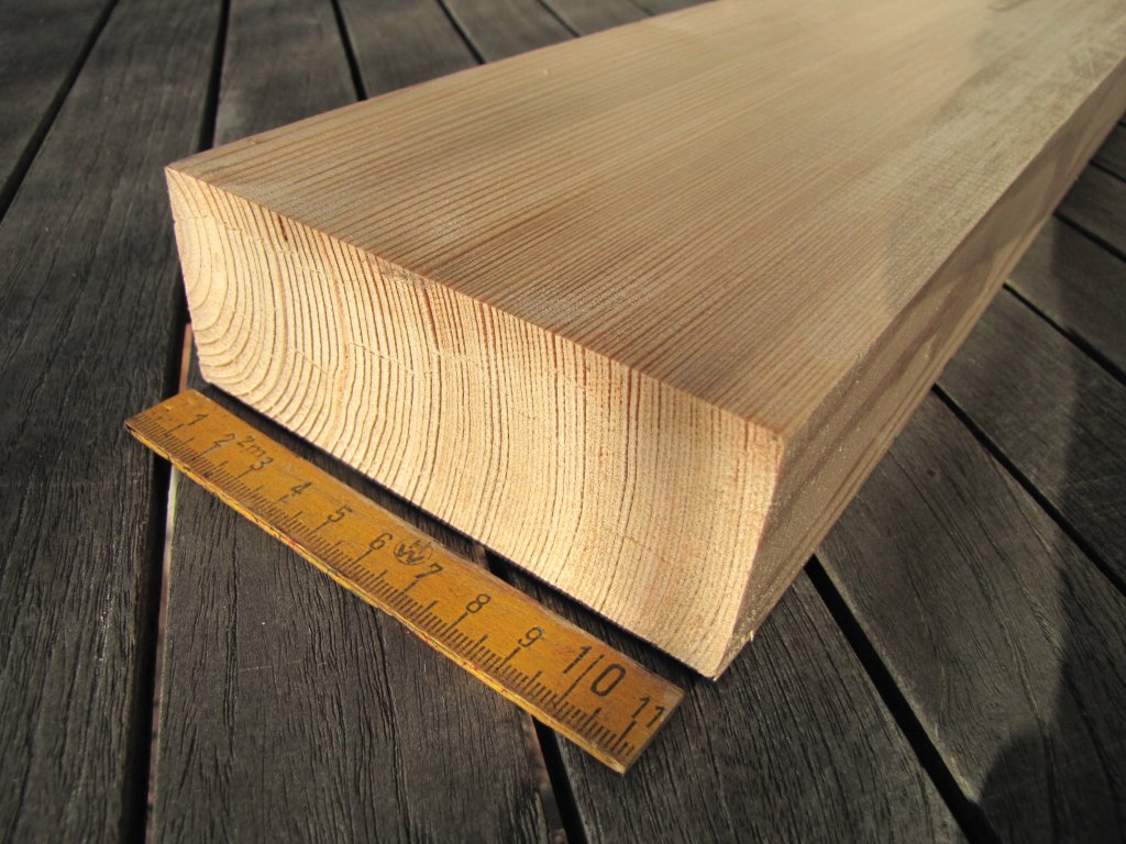 Eine Bohle aus Purzelbaumholz mit einer solchen Maserung bietet sich für das Sägen von Beplankungsleisten förmlich an.