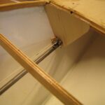 Dieses Rohr ist ganz vorne im Bug in einem Brettchen eingesteckt.