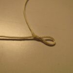 Ein Tropfen dünnflüssiger Sekundenkleber sichert das Ganze.