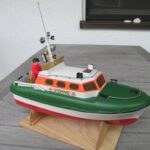 Nach der Hochzeit.
Der Kleberand, er ist jetzt die Scheuerleiste, bekam noch einen schwarzen "Liedstrich". Das Modell ist fast fertig.