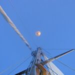 Überflieger: Ein Heißluftballon über dem Masttopp der ALBATROS