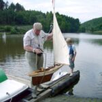 Garnicht so einfach, das große Boot auf dem schmalen Steg zum Wasser zu bringen.