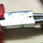 Eine präparierte Rundzange für Hülsen um 2,5 mm Durchmesser